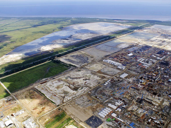 Großbaustelle in Küstennähe aus der Vogelperspektive